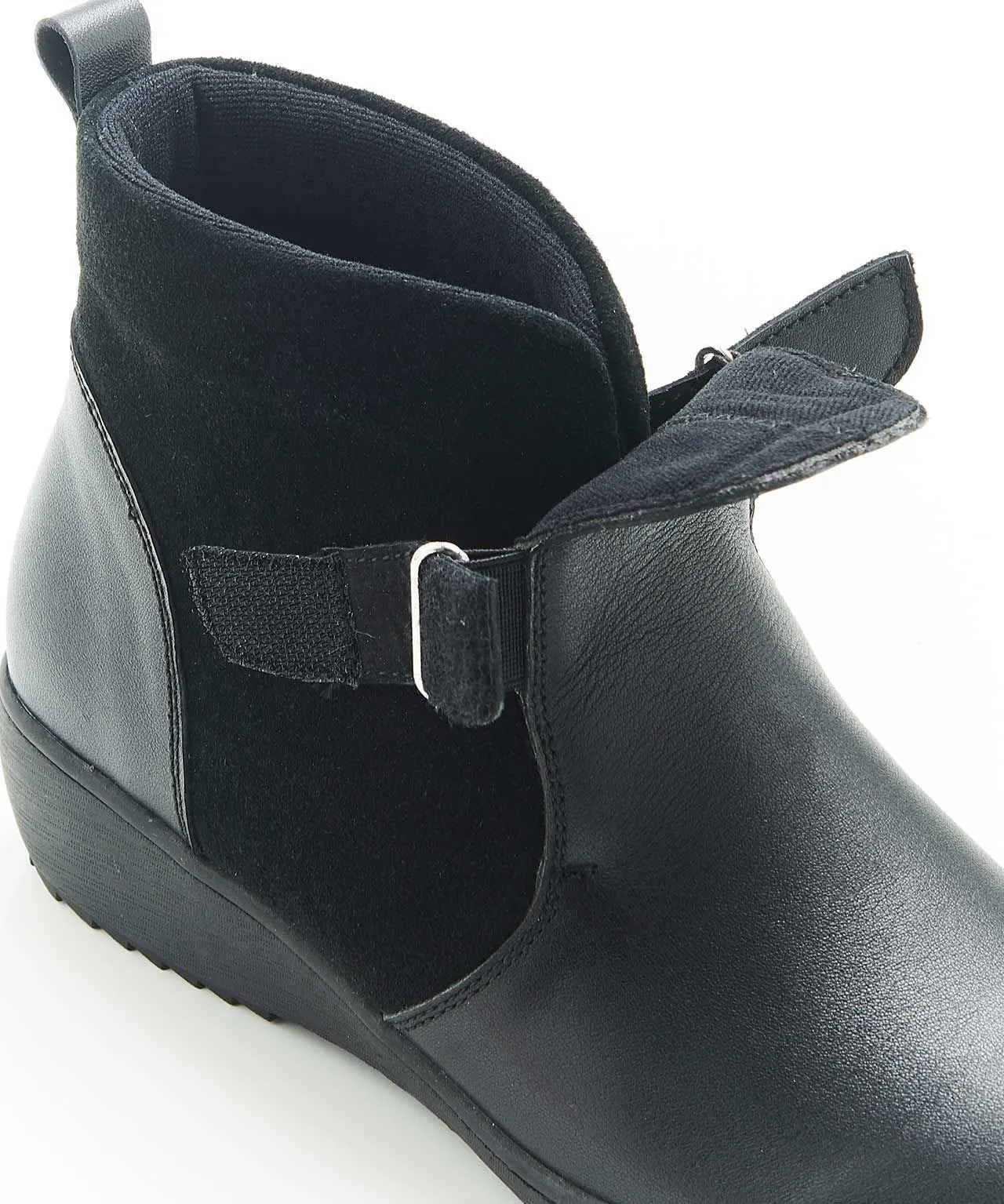 Warm touch fasten boots with Thermolactyl technology