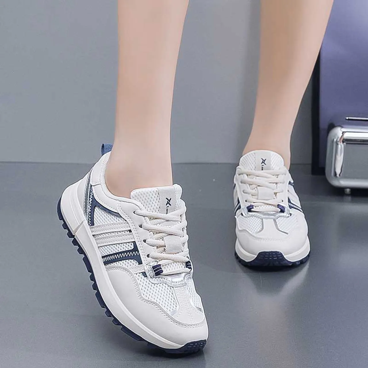 Casual White Stripe Wave Accents Sneaker