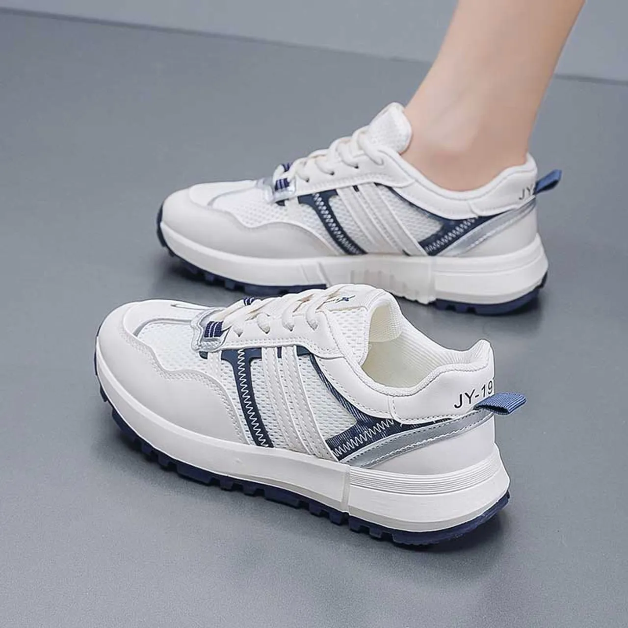 Casual White Stripe Wave Accents Sneaker