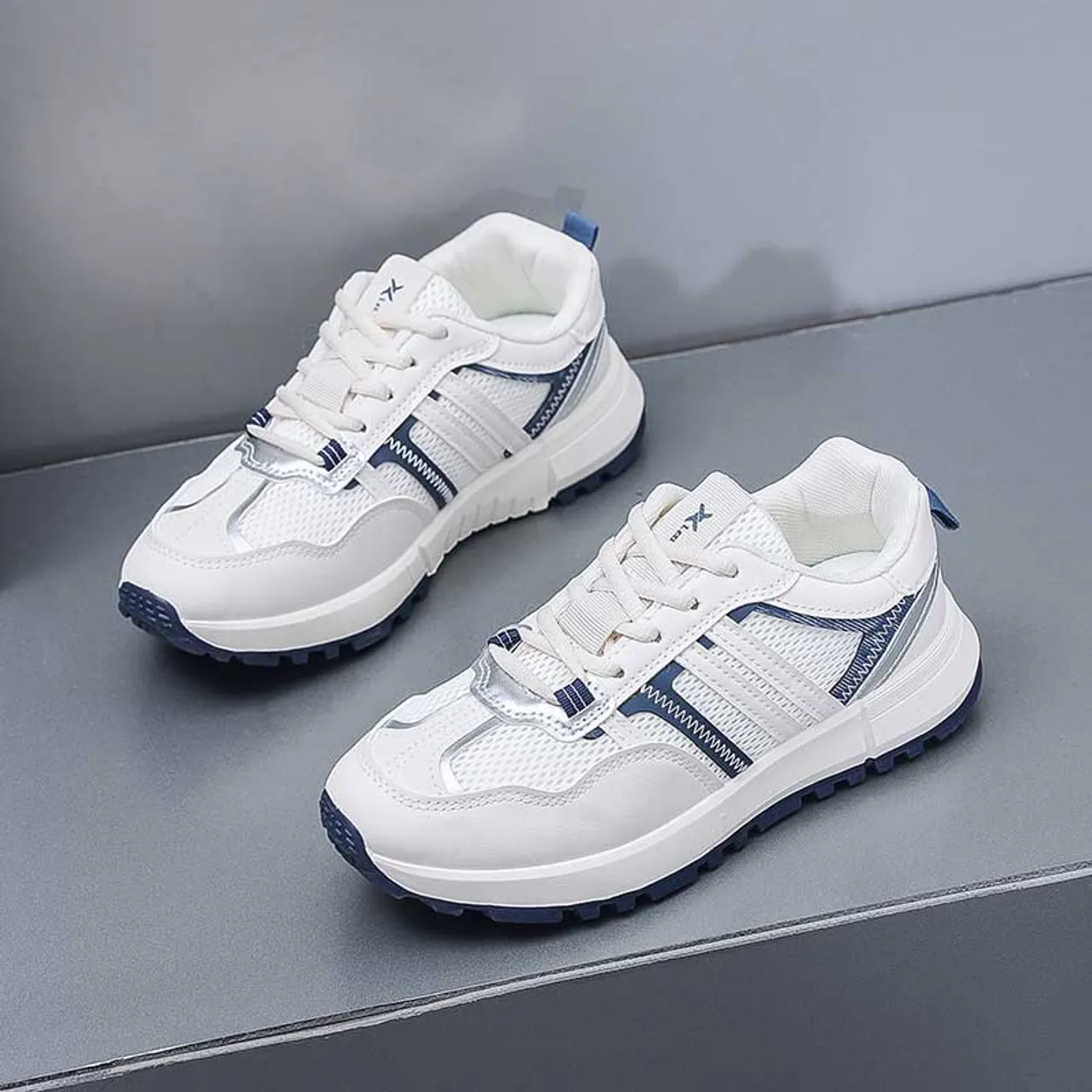 Casual White Stripe Wave Accents Sneaker